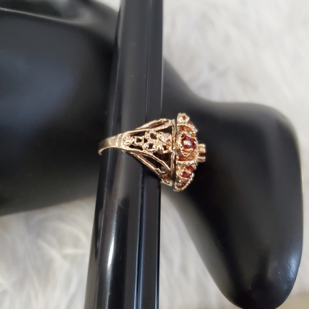 Watch Video / Heavy 14K Gold Garnet Ring: A Burst of Radiant Luxury - Picture 9 of 17